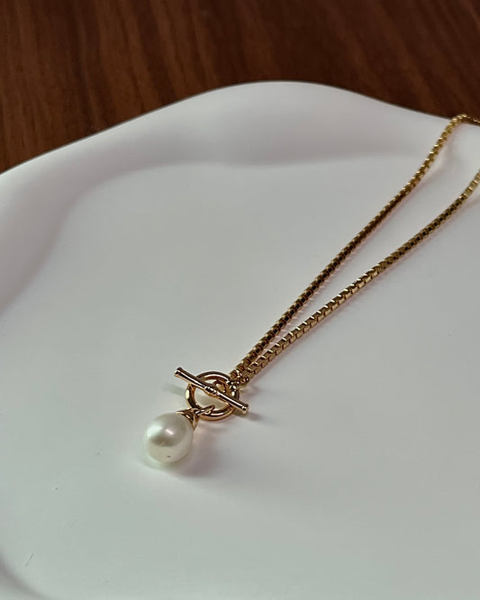 Fond Pearl Pendant Necklace (Gold)